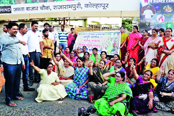 Chandrakant Dada discusses this ... we are here; NCP's women office bearers held in Kolhapur | चंद्रकांतदादा चर्चेला या... आम्ही आलोय; राष्ट्रवादीच्या पुण्यातील महिला पदाधिकाऱ्यांचे कोल्हापुरात ठिय्या  Chandrakant Dada discusses this ... we are here; NCP's women office bearers held in Kolhapur | चंद्रकांतदादा चर्चेला या... आम्ही आलोय; राष्ट्रवादीच्या पुण्यातील महिला पदाधिकाऱ्यांचे कोल्हापुरात ठिय्या