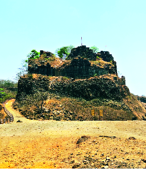 Rangnagar fort is deprived of publicity | रांगणा किल्ला प्रसिद्धीपासून वंचितच Rangnagar fort is deprived of publicity | रांगणा किल्ला प्रसिद्धीपासून वंचितच