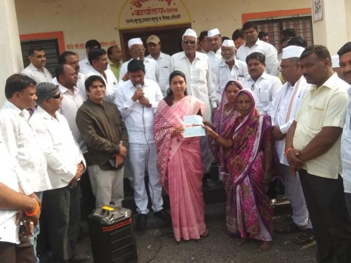 nashik,allotment,of,assistance,to,persons,in,kotamgaon | कोटमगाव येथे पुरबाधितांना मदतीचे वाटप nashik,allotment,of,assistance,to,persons,in,kotamgaon | कोटमगाव येथे पुरबाधितांना मदतीचे वाटप