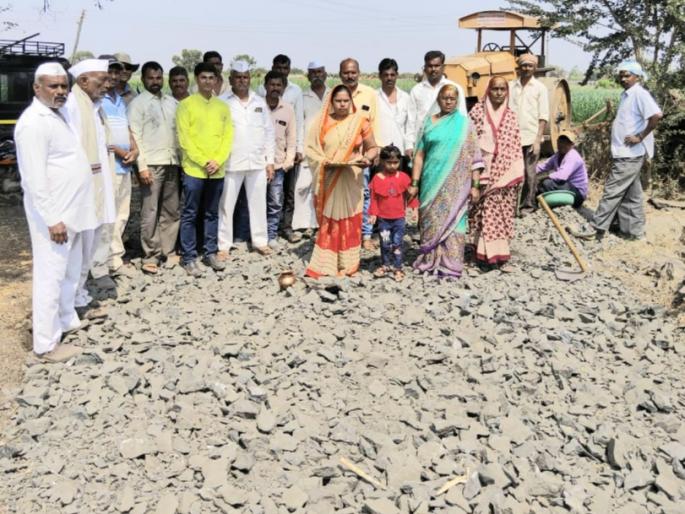 Shivar road work started | शिवार रस्ता कामाला प्रारंभ Shivar road work started | शिवार रस्ता कामाला प्रारंभ
