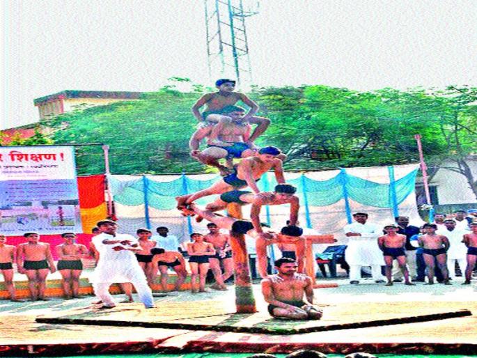 Mallakham demonstrations by Sanskar Niketan at Karanjgaon | करंजगाव येथे संस्कार निकेतनतर्फे मल्लखांब प्रात्यक्षिके