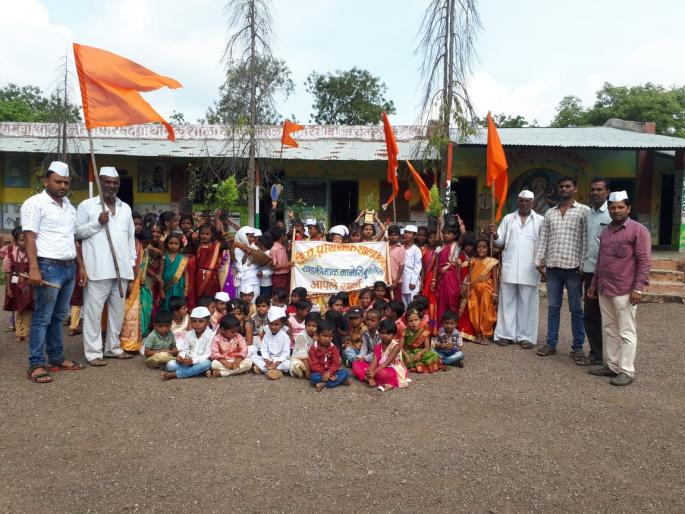 Environmental message from tree plant at Khadkimal | खडकीमाळ येथे वृक्षदिंडीतुन पर्यावरणाचा संदेश