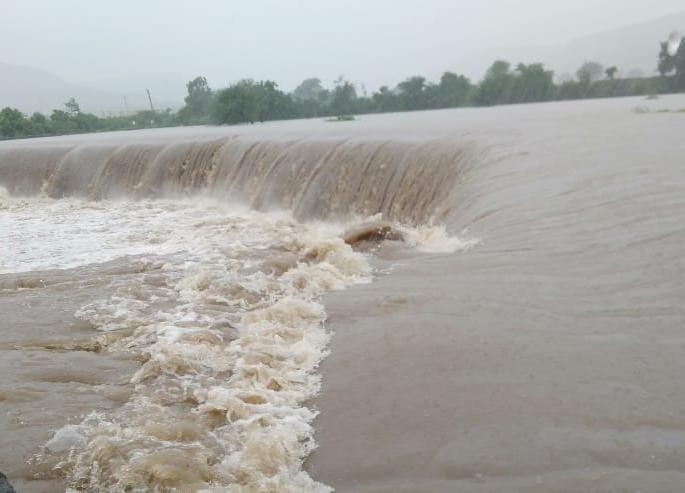 The Mahalungi river flooded for the first time | म्हाळुंगी नदीला पहिल्यांदाच पूर