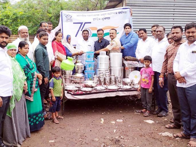 A woman's house was burnt in a family dispute; M. K. Recovered again with the help of the foundation | कौटुंबिक वादात महिलेचं घर जाळलं; एम. के. फाउंडेशनच्या मदतीनं पुन्हा सावरलं  A woman's house was burnt in a family dispute; M. K. Recovered again with the help of the foundation | कौटुंबिक वादात महिलेचं घर जाळलं; एम. के. फाउंडेशनच्या मदतीनं पुन्हा सावरलं