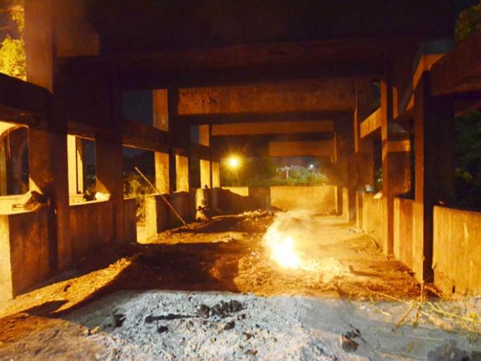 Burning of rural corona dead in the city; Waiting for the funeral at the cemetery | ग्रामीण कोरोना मृतांवर शहरातच दहन; स्मशानभूमींमध्ये अंत्यसंस्कारासाठी वेटिंग Burning of rural corona dead in the city; Waiting for the funeral at the cemetery | ग्रामीण कोरोना मृतांवर शहरातच दहन; स्मशानभूमींमध्ये अंत्यसंस्कारासाठी वेटिंग