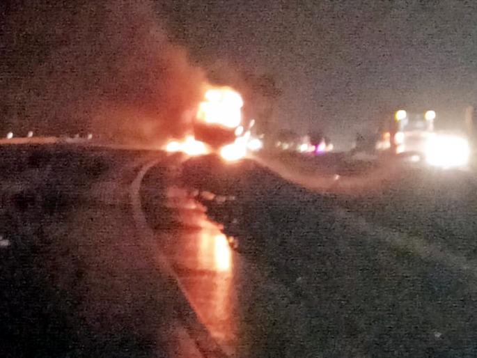 Lightning strikes truck carrying firecrackers; On the Solapur-Pune highway | फटाके घेऊन जाणाऱ्या ट्रकवर वीज कोसळली; सोलापूर-पुणे महामार्गावर द बर्निंग ट्रक