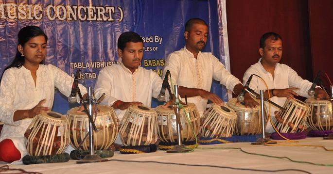 Sangli: The invention of Talaasura in Guruvandana, organized by HHIDHAM | सांगली : गुरूवंदनामध्ये रंगला तालासुरांचा आविष्कार, ºिहदमह्णतर्फे आयोजन Sangli: The invention of Talaasura in Guruvandana, organized by HHIDHAM | सांगली : गुरूवंदनामध्ये रंगला तालासुरांचा आविष्कार, ºिहदमह्णतर्फे आयोजन