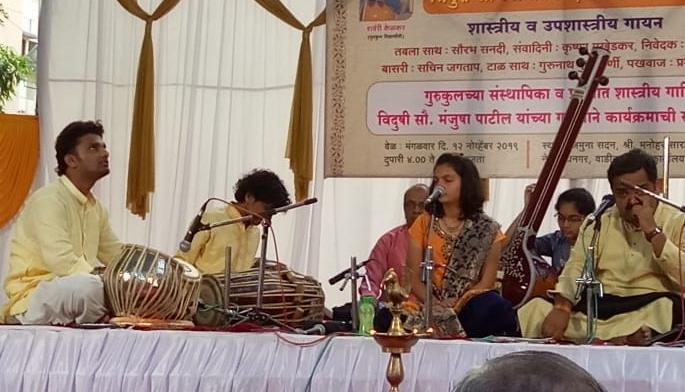 Light music lit in a festival of tones | स्वरांच्या दीपोत्सवात उजळली संगीत सभा, रसिक मंत्रमुग्ध Light music lit in a festival of tones | स्वरांच्या दीपोत्सवात उजळली संगीत सभा, रसिक मंत्रमुग्ध