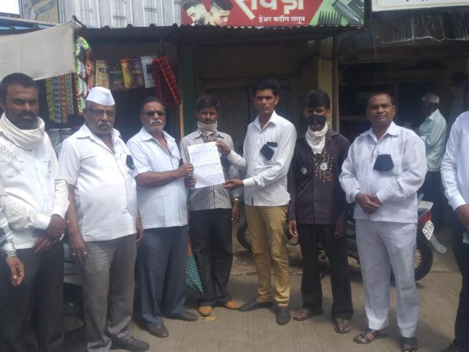 Statement of the nuclear brothers at Ghoti to the administration | घोटीच्या येथील नाभिक बांधवांचे प्रशासनास निवेदन Statement of the nuclear brothers at Ghoti to the administration | घोटीच्या येथील नाभिक बांधवांचे प्रशासनास निवेदन