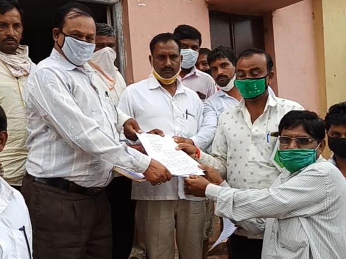 Farmers became aggressive with the notice of land acquisition | भूसंपादनाच्या नोटिशीने शेतकरी झाले आक्रमक Farmers became aggressive with the notice of land acquisition | भूसंपादनाच्या नोटिशीने शेतकरी झाले आक्रमक