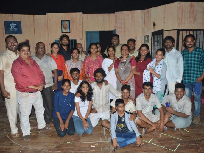 First place hurts difficult in state drama tournament | राज्य नाट्य स्पर्धेत अवघड जागेचं दुखणं प्रथम,बसणी पंचक्रोशीचा षटकार