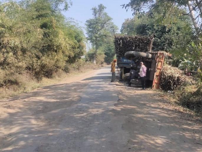 Potholes on Mhaswad-Sultanpur road are dangerous | म्हसावद-सुलतानपूर रस्तावर खड्ड्यांमुळे वाहतूक ठरतेय धोकेदायक Potholes on Mhaswad-Sultanpur road are dangerous | म्हसावद-सुलतानपूर रस्तावर खड्ड्यांमुळे वाहतूक ठरतेय धोकेदायक