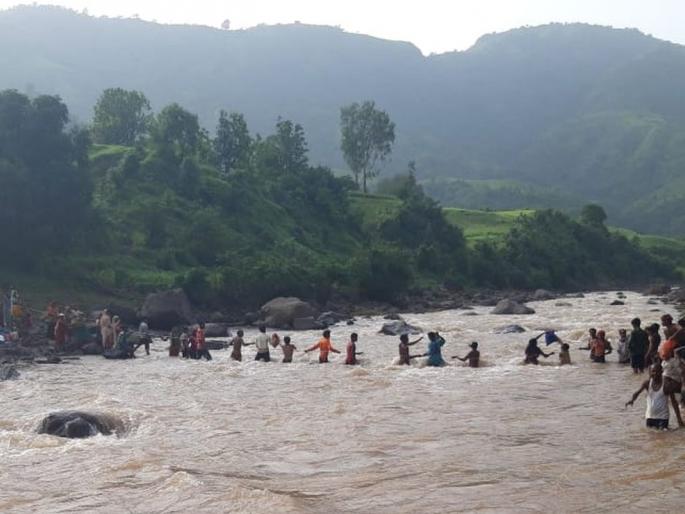 30 families are out of touch at Ghatpada of Bharadipadar | भराडीपादरच्या घाटपाडा येथे 30 कुटूंबे संपर्काबाहेर 30 families are out of touch at Ghatpada of Bharadipadar | भराडीपादरच्या घाटपाडा येथे 30 कुटूंबे संपर्काबाहेर