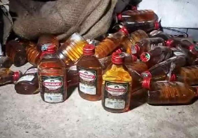 Illegal liquor seized from vehicle at Akkalkuwa | अक्कलकुवा येथे वाहनातून अवैध मद्य जप्त Illegal liquor seized from vehicle at Akkalkuwa | अक्कलकुवा येथे वाहनातून अवैध मद्य जप्त