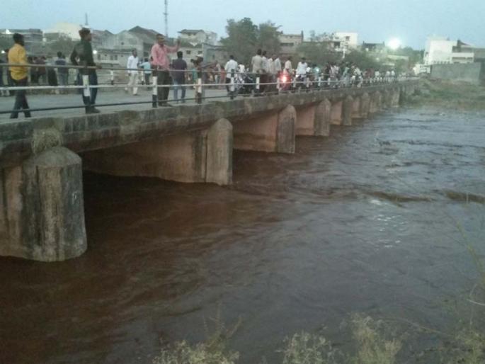 Danadan fired by Bamosamy rain in Nandurbar district | नंदुरबार जिल्ह्यात बेमोसमी पावसाने उडविली दानादान Danadan fired by Bamosamy rain in Nandurbar district | नंदुरबार जिल्ह्यात बेमोसमी पावसाने उडविली दानादान