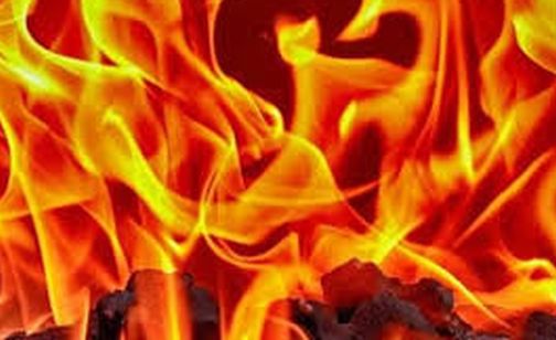 Four acres of wheat fire at Mama's Mohide | मामाचे मोहिदे येथे चार एकर गहू आगीत खाक Four acres of wheat fire at Mama's Mohide | मामाचे मोहिदे येथे चार एकर गहू आगीत खाक