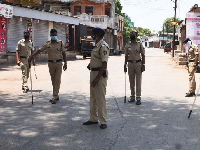 Action against 3 men who did the Morning Walk | मॉर्निंग वॉक करणाऱ्या २४ जणांवर कारवाई Action against 3 men who did the Morning Walk | मॉर्निंग वॉक करणाऱ्या २४ जणांवर कारवाई
