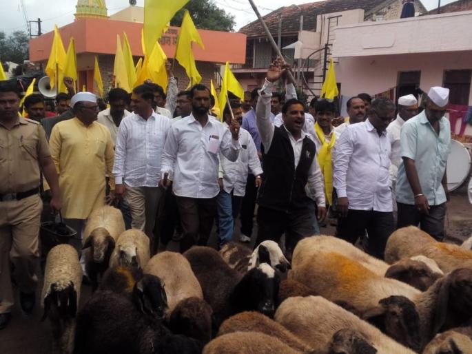 Nafadala Morcha asked for the reservation for Dhangar community | धनगर समाजाला आरक्षण मिळावे या मागण्यासाठी निफाडला मोर्चा Nafadala Morcha asked for the reservation for Dhangar community | धनगर समाजाला आरक्षण मिळावे या मागण्यासाठी निफाडला मोर्चा