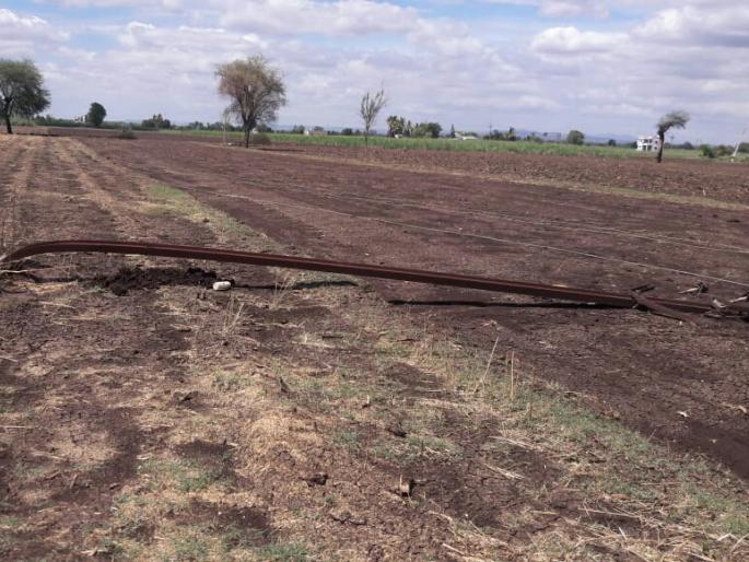 There were 228 electrical pole in 31 villages | ३१ गावांत २२८ विद्युत खांब पडले There were 228 electrical pole in 31 villages | ३१ गावांत २२८ विद्युत खांब पडले