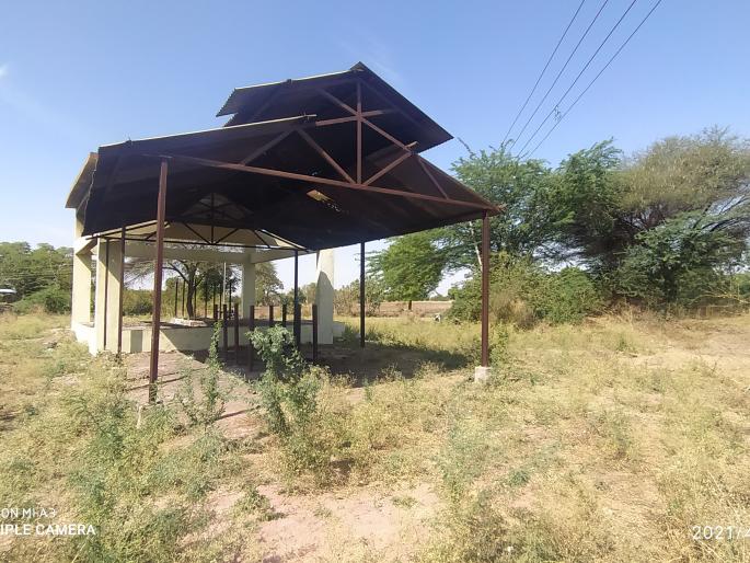 Poor condition of Nirhale Fatehpur cemetery | निऱ्हाळे फत्तेपूरच्या स्मशानभूमीची दुरवस्था Poor condition of Nirhale Fatehpur cemetery | निऱ्हाळे फत्तेपूरच्या स्मशानभूमीची दुरवस्था