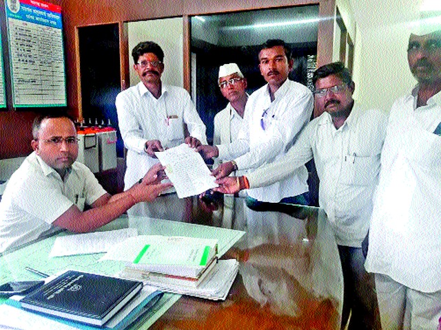 Farmers' request for compensation | नुकसानभरपाई देण्यासाठी शेतकऱ्यांचे निवेदन