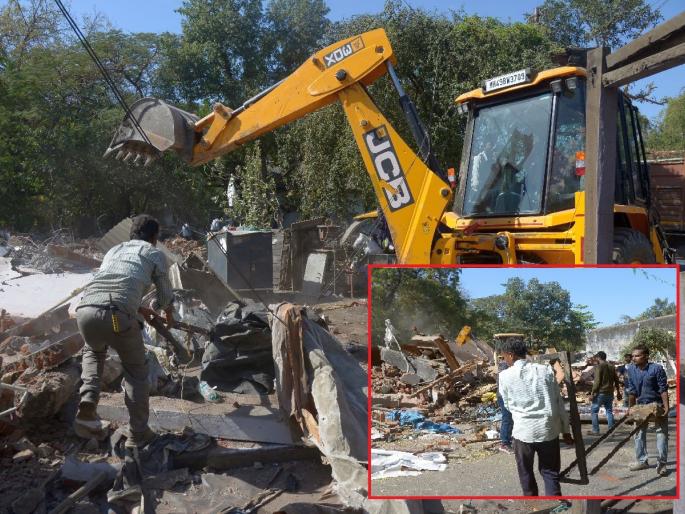27 shops on Ajni Railway Colony premises demolished, Central Railway action for construction of new cable bridge | अजनी पुलाजवळील २७ दुकाने 'साफ'; नवीन केबल पुलाच्या निर्मितीसाठी मध्य रेल्वेची कारवाई 27 shops on Ajni Railway Colony premises demolished, Central Railway action for construction of new cable bridge | अजनी पुलाजवळील २७ दुकाने 'साफ'; नवीन केबल पुलाच्या निर्मितीसाठी मध्य रेल्वेची कारवाई