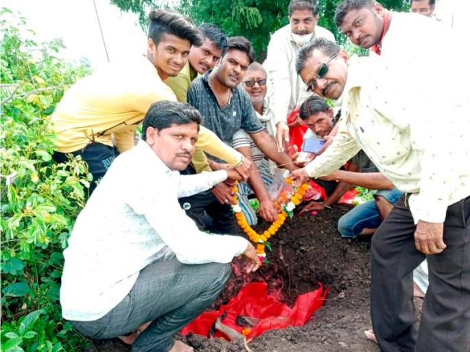 Monkey killed in unidentified vehicle collision | अज्ञात वाहनाच्या धडकेत वानराचा मृत्यू : शेतकऱ्यांनी केले अंत्यसंस्कार