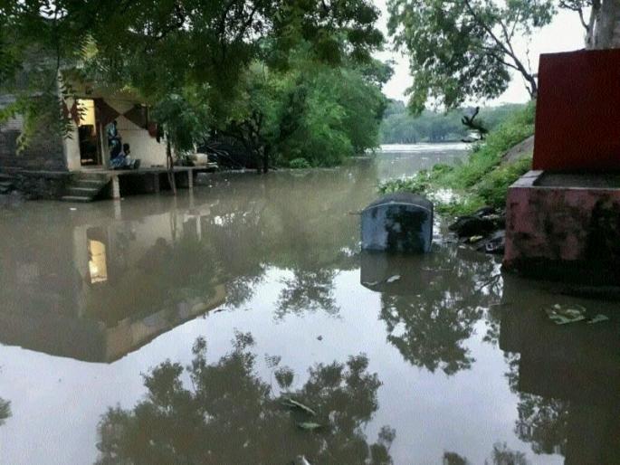  Due to the sudden opening of two doors of the Anjani dam, the river was in the middle of the village | अंजानी धरणाचे दोन दरवाजे अचानक उघडल्याने नदी पात्रालगतच्या गांवामध्य झाले होते पाणीच पाणी