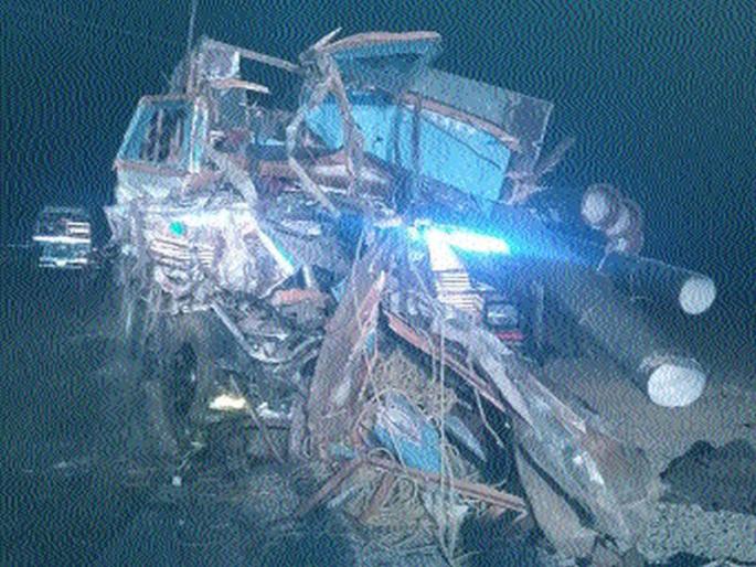 Truck - Three killed in a bus of private bus | ट्रक - खाजगी बसच्या धडकेत तीन ठार Truck - Three killed in a bus of private bus | ट्रक - खाजगी बसच्या धडकेत तीन ठार