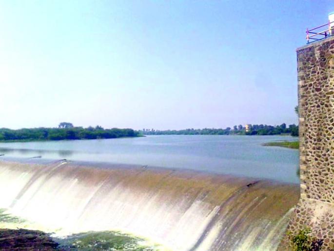 Dahijan Bandhara 'overflow' due to the water coming from Girna dam | गिरणा धरणातील आवर्तनाचे पाणी पोहचल्याने दहिगाव बंधारा ‘ओव्हरफ्लो’ Dahijan Bandhara 'overflow' due to the water coming from Girna dam | गिरणा धरणातील आवर्तनाचे पाणी पोहचल्याने दहिगाव बंधारा ‘ओव्हरफ्लो’