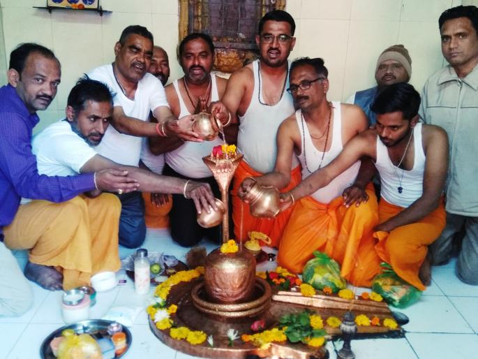 Lord Nageshwar Mahasabhishek for the purification of politics | राजकारणाच्या शुद्धीकरणासाठी भगवान नागेश्वरास महाभिषेक Lord Nageshwar Mahasabhishek for the purification of politics | राजकारणाच्या शुद्धीकरणासाठी भगवान नागेश्वरास महाभिषेक