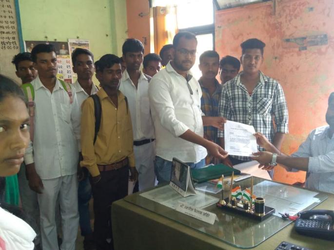 Grameen students are required to be fatal travel | ग्रामीण विद्यार्थ्यांना करावा लागतो जीवघेणा प्रवास Grameen students are required to be fatal travel | ग्रामीण विद्यार्थ्यांना करावा लागतो जीवघेणा प्रवास