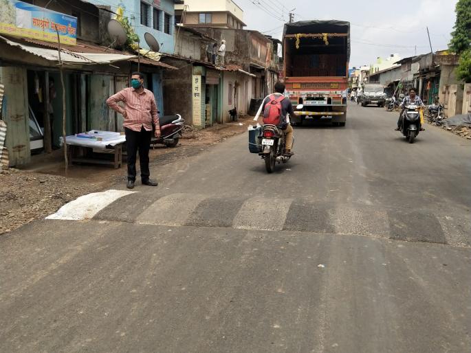 Peth highway finally put speed bumps, speed control | पेठ महामार्गावर अखेर टाकले गतिरोधक, वेगावर नियंत्रण Peth highway finally put speed bumps, speed control | पेठ महामार्गावर अखेर टाकले गतिरोधक, वेगावर नियंत्रण