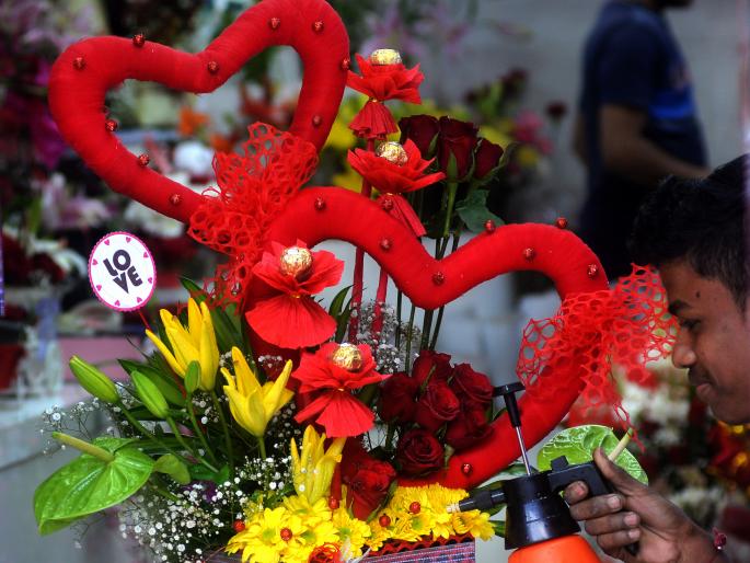 Love colorful youthfulness ... | प्रेमरंगात रंगली तरुणाई...