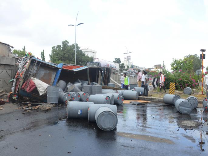 Truck crashes on the flyover | उड्डाणपुलावर चढताना आॅइलचा ट्रक उलटला Truck crashes on the flyover | उड्डाणपुलावर चढताना आॅइलचा ट्रक उलटला
