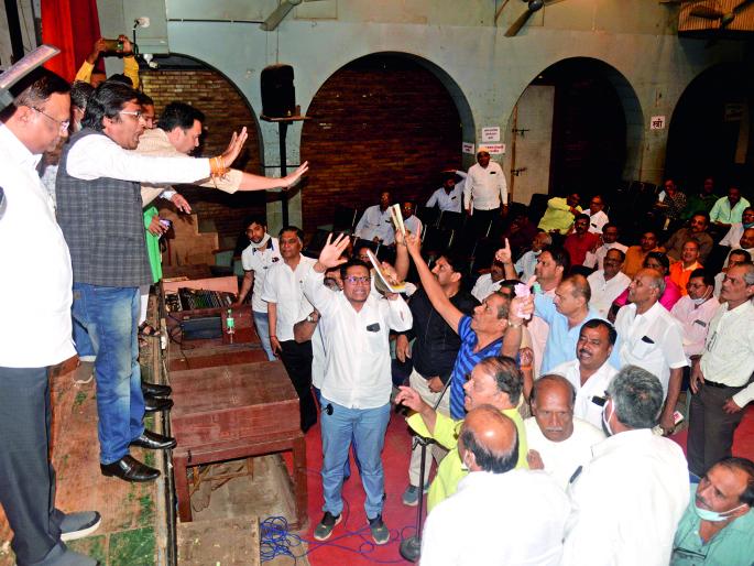 Ranakandan in Savannah meeting! | सावानाच्या सभेत रणकंदन ! Ranakandan in Savannah meeting! | सावानाच्या सभेत रणकंदन !