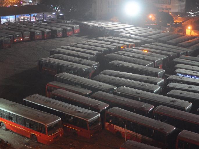Half of city buses stopped: The sudden strike of the driver-carrier for the wages in Nagpur | अर्ध्या शहर बसेसची चाके थांबली : नागपुरात वेतनासाठी चालक-वाहकांचा अचानक संप Half of city buses stopped: The sudden strike of the driver-carrier for the wages in Nagpur | अर्ध्या शहर बसेसची चाके थांबली : नागपुरात वेतनासाठी चालक-वाहकांचा अचानक संप