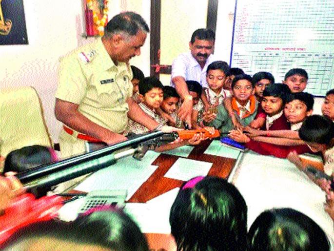 Experience: Sinnar's S. G. Students learn about the unique activities of the public school. The importance of law and order | अनुभव : सिन्नरच्या एस. जी. पब्लिक स्कूलचा अनोखा उपक्रम विद्यार्थ्यांनी जाणून घेतले कायदा सुव्यवस्थेचे महत्त्व