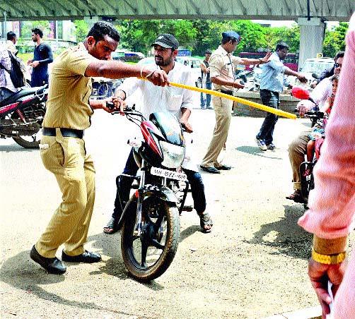 Two-wheeler made policemen crazy | दुचाकीस्वारांनी केली पोलिसाला दमदाटी