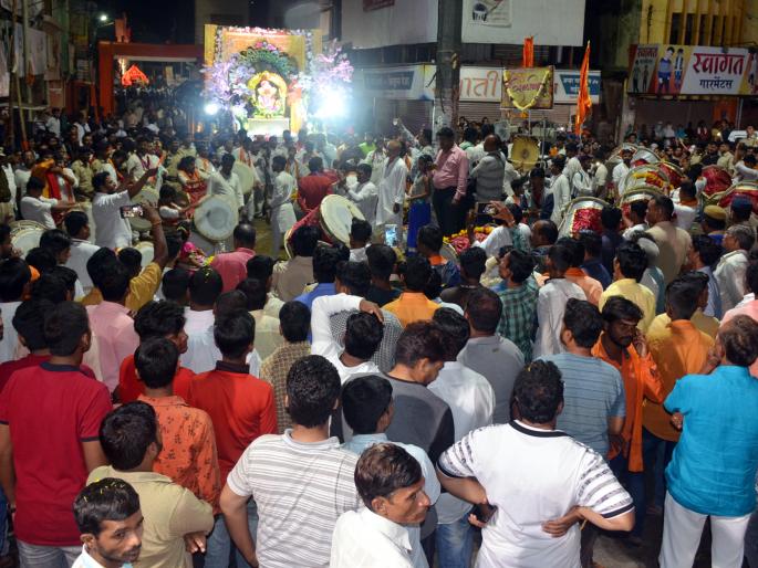 Parbhani: Three boards made immersion of Shri | परभणी : १५७४ मंडळांनी केले श्रींचे विसर्जन Parbhani: Three boards made immersion of Shri | परभणी : १५७४ मंडळांनी केले श्रींचे विसर्जन