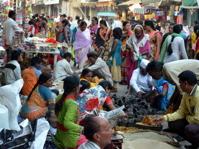 Parbhani Market: Spell Out of the Solution | परभणीची बाजारपेठ :संक्रांतीच्या खरेदीला उधाण Parbhani Market: Spell Out of the Solution | परभणीची बाजारपेठ :संक्रांतीच्या खरेदीला उधाण