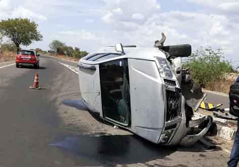 Parbhani: A car hit the divider | परभणी : दुभाजकावर धडकली कार Parbhani: A car hit the divider | परभणी : दुभाजकावर धडकली कार