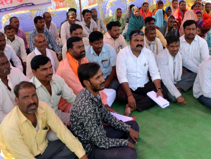 Parbhani: The fasts of Shahapur villagers | परभणी : शहापूर ग्रामस्थांचे उपोषण Parbhani: The fasts of Shahapur villagers | परभणी : शहापूर ग्रामस्थांचे उपोषण