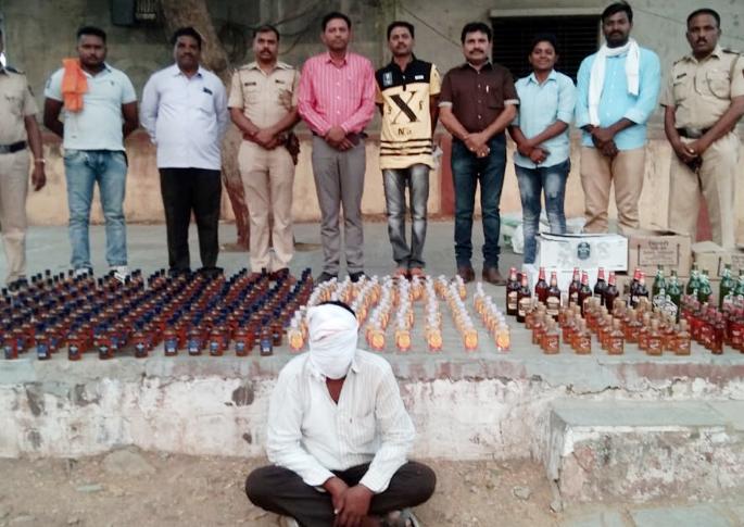 Parbhani: Vasta caught 50,000 rupees in Vaasa | परभणी : वस्सा येथे ५० हजार रुपयांची दारु पकडली Parbhani: Vasta caught 50,000 rupees in Vaasa | परभणी : वस्सा येथे ५० हजार रुपयांची दारु पकडली