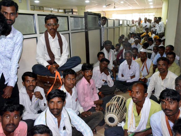 Parbhani: Bhajan for the supply of electricity, Keertan movement | परभणी : सुरळीत वीज पुरवठ्यासाठी भजन, कीर्तन आंदोलन