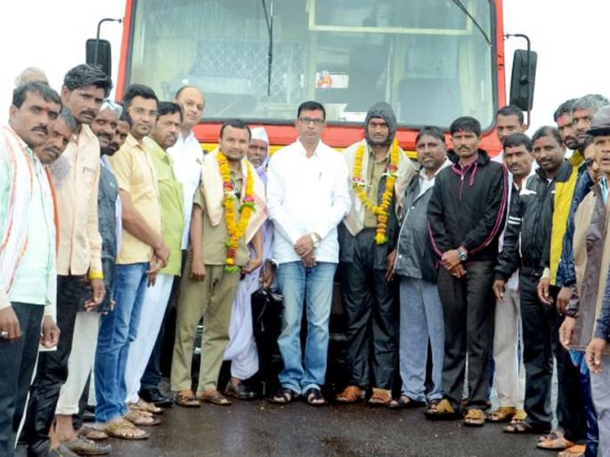 Parbhani: After 3 years the red fairy came | परभणी : ६० वर्षांनी आली लाल परी Parbhani: After 3 years the red fairy came | परभणी : ६० वर्षांनी आली लाल परी
