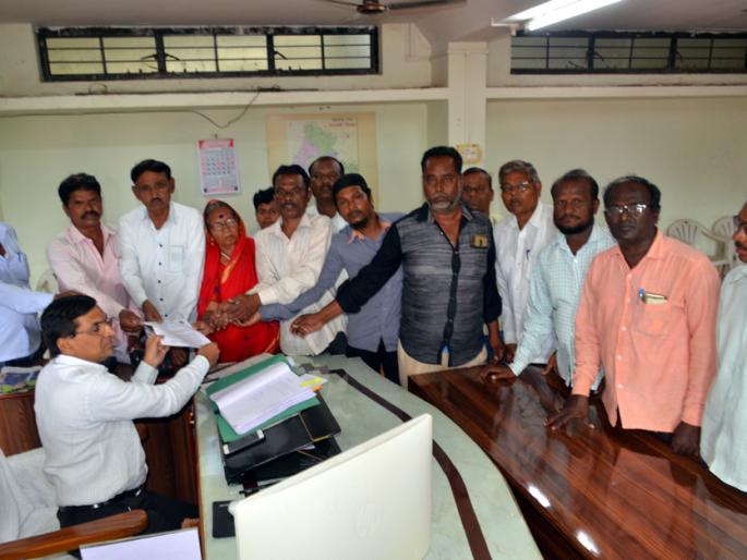 Prohibition by Parbhancha organizations by burning the copy of the Constitution | संविधानाची प्रत जाळल्याचा परभणीत संघटनांकडून निषेध Prohibition by Parbhancha organizations by burning the copy of the Constitution | संविधानाची प्रत जाळल्याचा परभणीत संघटनांकडून निषेध