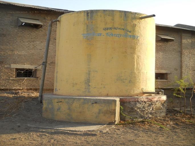 Extreme water scarcity in the Dalit settlement of Puntamban | पुणतांब्यातील दलित वस्तीत भीषण पाणी टंचाई Extreme water scarcity in the Dalit settlement of Puntamban | पुणतांब्यातील दलित वस्तीत भीषण पाणी टंचाई