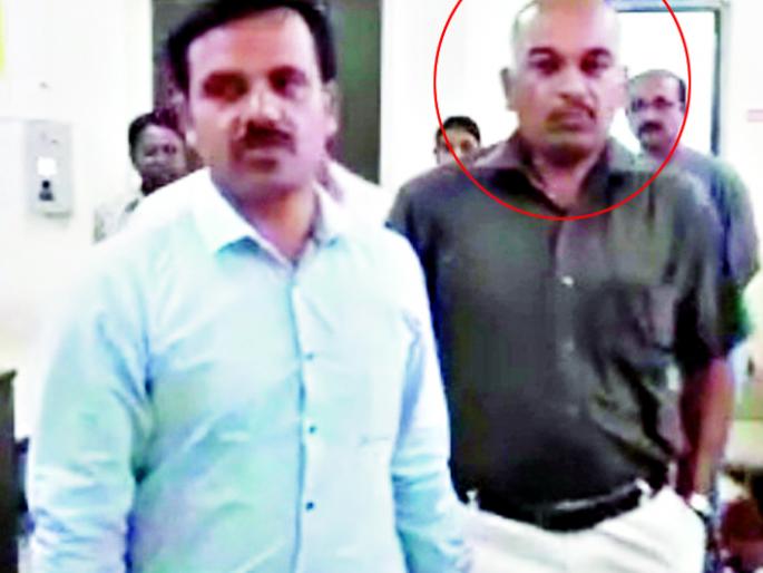 While accepting bribe, a railway officer was arrested by Ranghaath | लाच स्वीकारताना रेल्वेच्या अधिकाºयास रंगेहाथ पकडले While accepting bribe, a railway officer was arrested by Ranghaath | लाच स्वीकारताना रेल्वेच्या अधिकाºयास रंगेहाथ पकडले