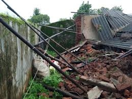Heavy rains cause houses to collapse, demand damages | अतिवृष्टीमुळे घरांची पडझड, नुकसानभरपाईची मागणी Heavy rains cause houses to collapse, demand damages | अतिवृष्टीमुळे घरांची पडझड, नुकसानभरपाईची मागणी